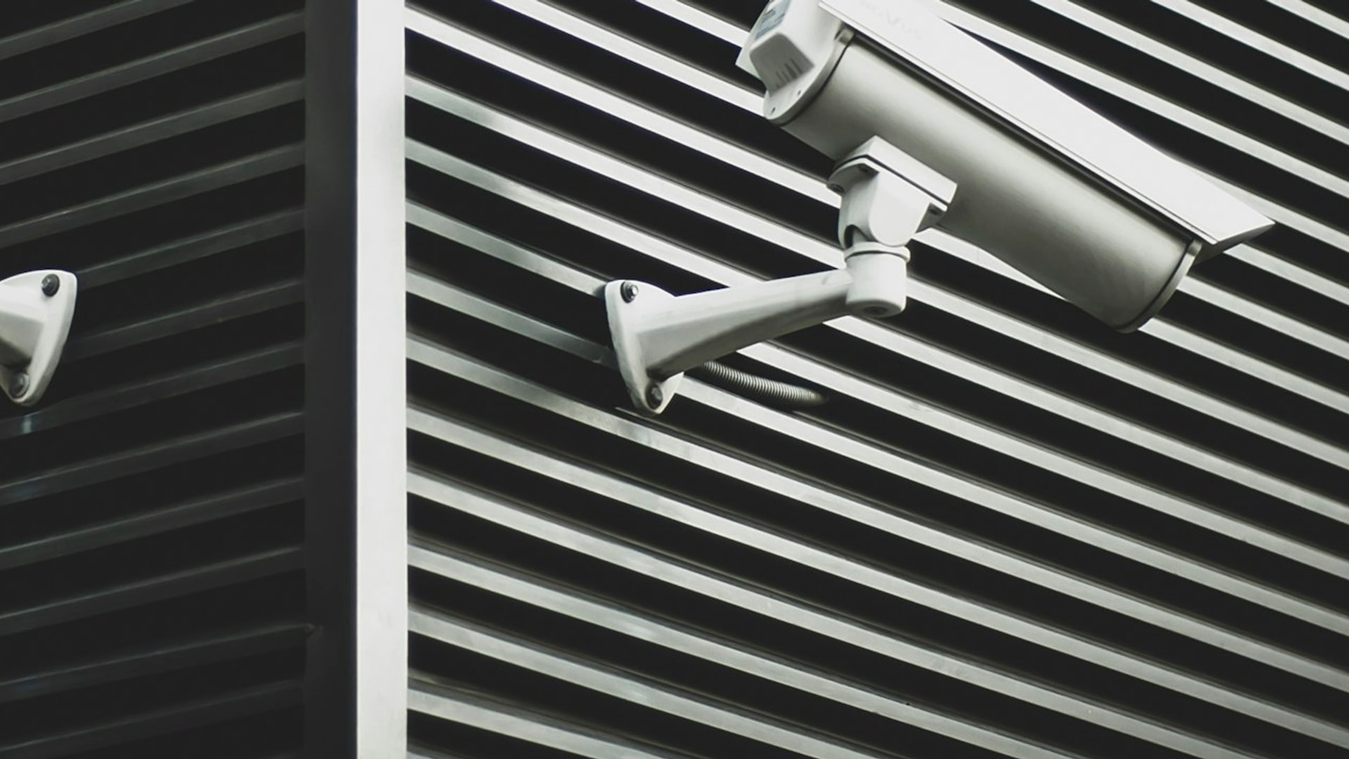 Stable entry point monitored by wireless CCTV camera